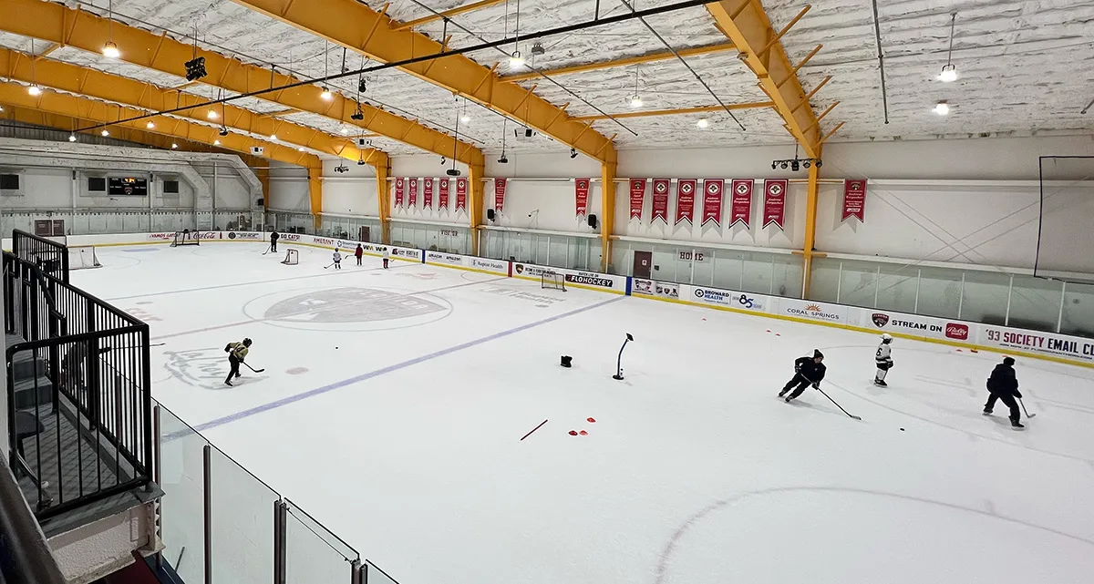 Individuelles Training bei den Florida Jr. Panthers: In der Mitte ist ein Tablet zu sehen, das die erwartete Aufgabe zeigt und die Bewegung des Lernenden per sofortiger Videoanalyse mit der Bewegung von NHL-Spielern vergleicht